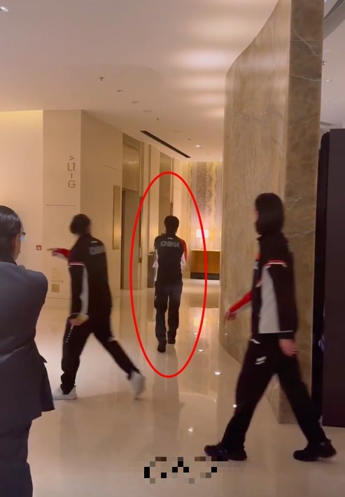 王曼昱一如既往走错标的 队友齐忍不住笑了